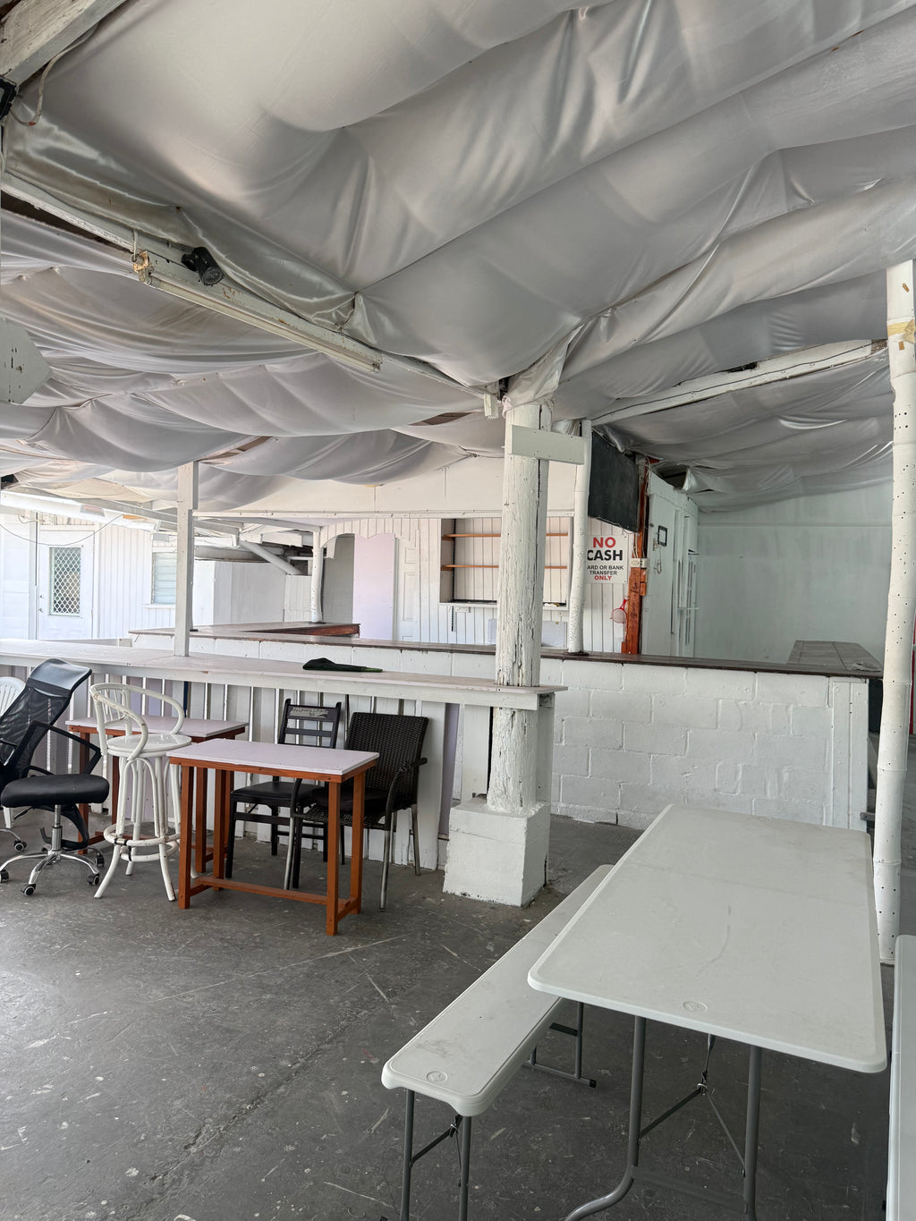 South Coast, Bar